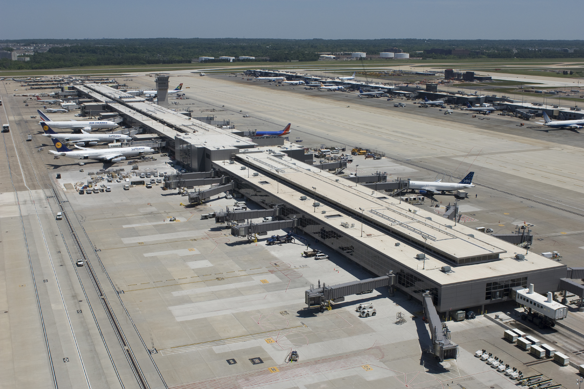 Midfield Concourse at Washington Dulles International Airport - Hensel  Phelps